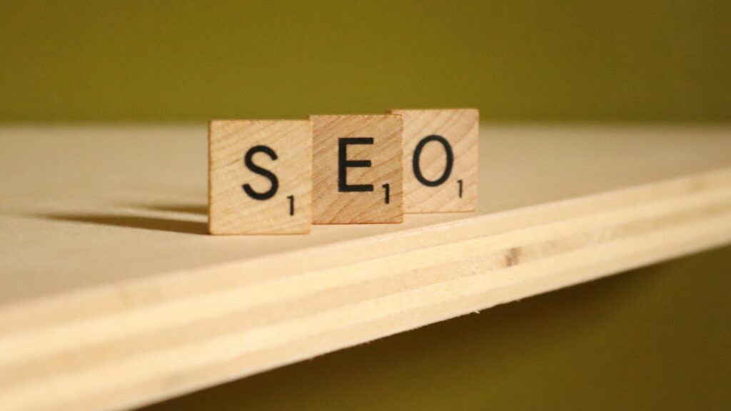 A wooden block that says seo on it
